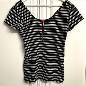 Guess Women’s Large Short Sleeve Scoop Neck w/Zipper Black & White Striped Tee